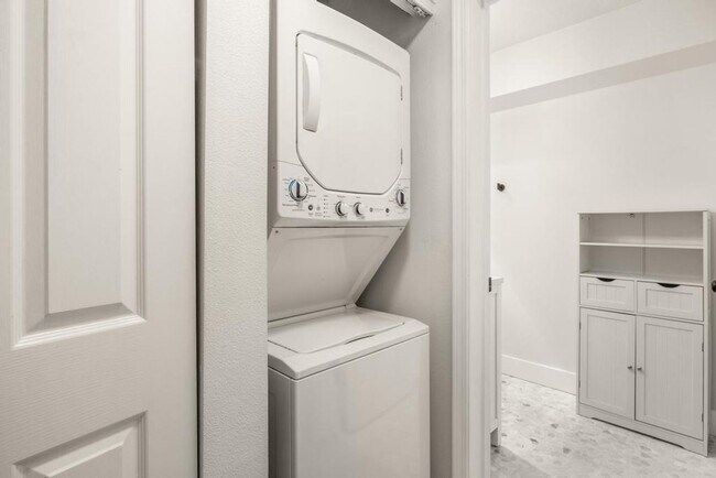 Building Photo - Stylish Lake Oswego 1 Bedroom Condo with L...