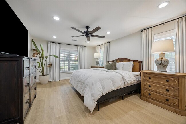 Building Photo - 1410 E 32nd 1/2 St