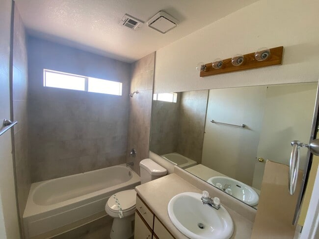 Building Photo - Great 3 Bedroom Henderson Home with Pool!