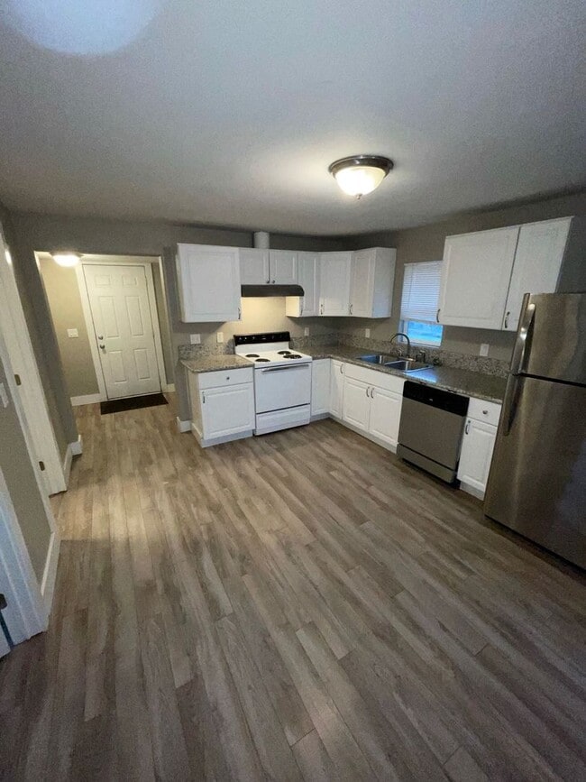 Building Photo - Classy 3BD/2BA House - Garage, Fenced Yard...