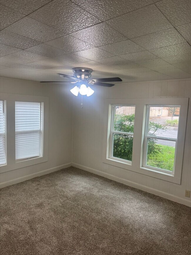 Building Photo - NEWLY RENOVATED - CHARMING 3/2 with STORAGE UNIT and COVERED PARKING