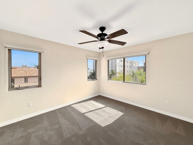 Building Photo - Stunning 4BD/3.5BA Townhouse in Pacific Be...