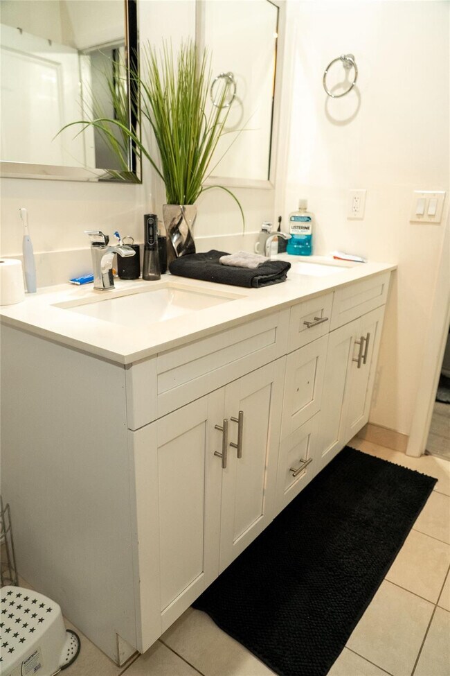 Building Photo - 2710 NW 5th St