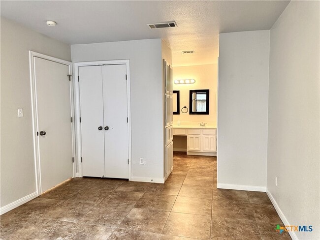Building Photo - 1202 Thorpe Ln