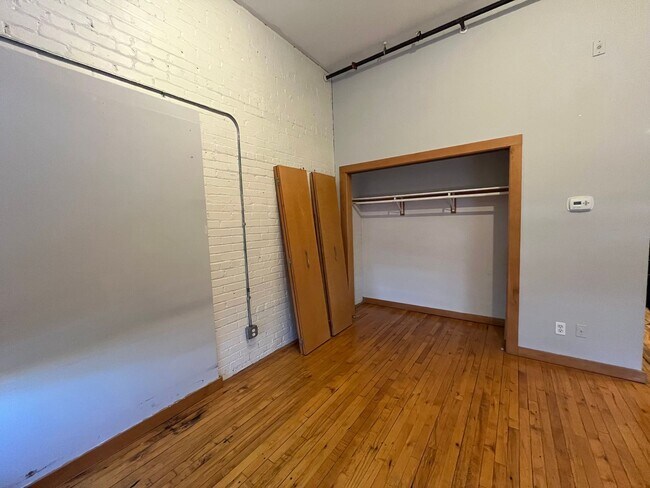 Building Photo - Spectacular industrial style studio, 1 ful...