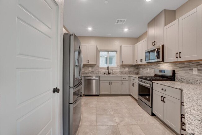 Building Photo - Don't miss this Top Notch 4 Bedroom, Beaut...