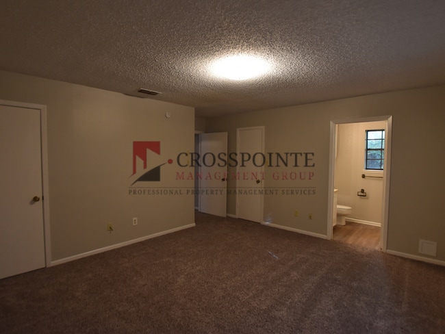 Building Photo - Adorable 3-bedroom, 2-bath duplex with 2-car garage in The Highlands Addition