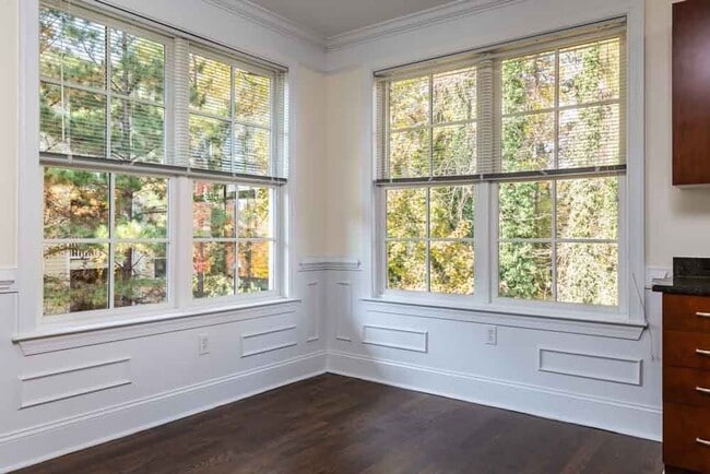 Building Photo - The BEST North Hills Condo!