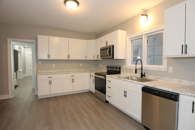 Building Photo - Large Frankfort Home!