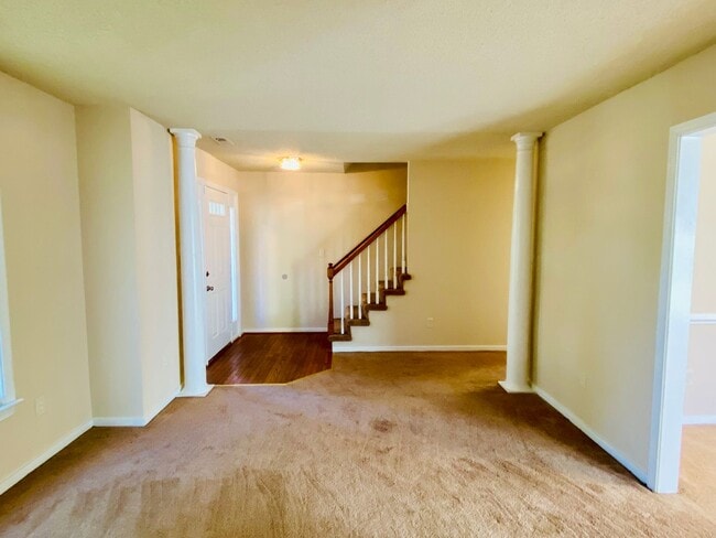 Building Photo - Beautiful and Spacious 3bdrm/2.5bth Home C...