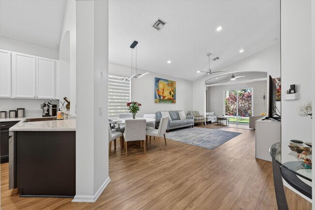 Building Photo - 6689 Southport Dr