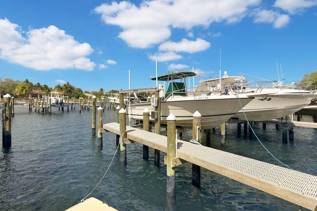 Building Photo - 315 Bay Colony Dr N