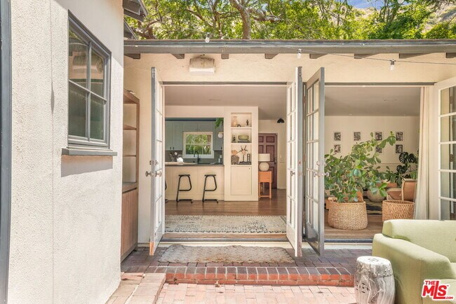 Building Photo - 2015 Nichols Canyon Rd
