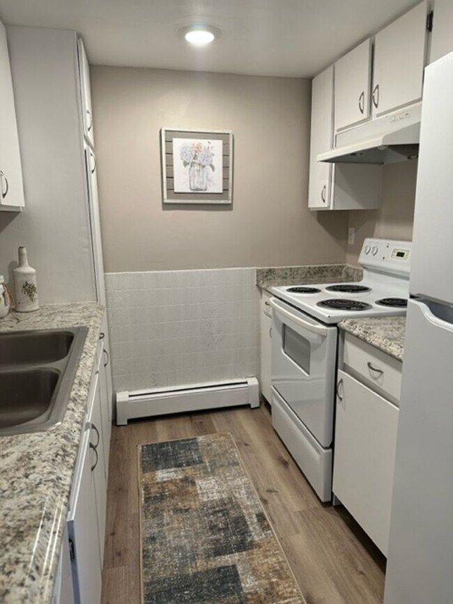 Building Photo - Updated Condo with outdoor Pool  ***Next t...
