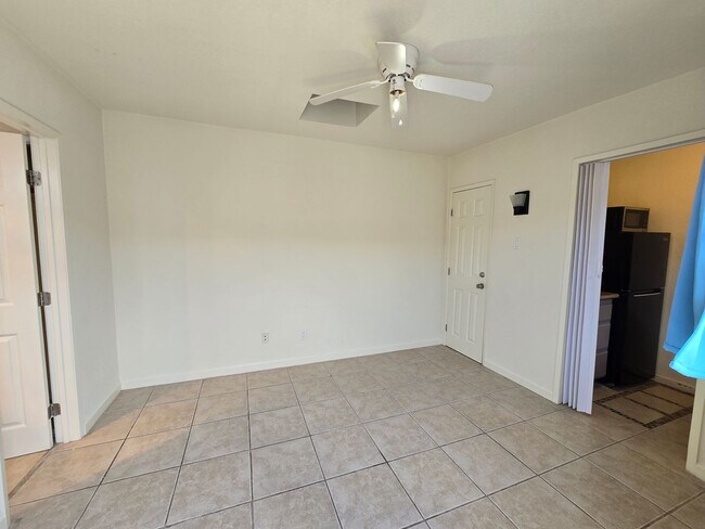 Building Photo - 2313
