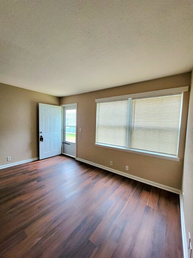 Building Photo - Section 8 Approved! 1 bedroom 1 bathroom w...