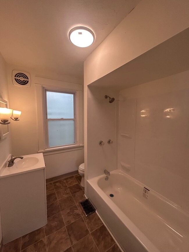 Building Photo - Updated 3 Bedroom Home l Marhsall Shadeland