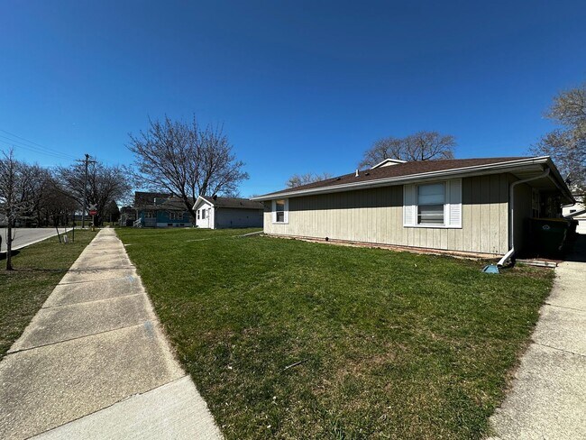 Building Photo - 420 S Maple Ave
