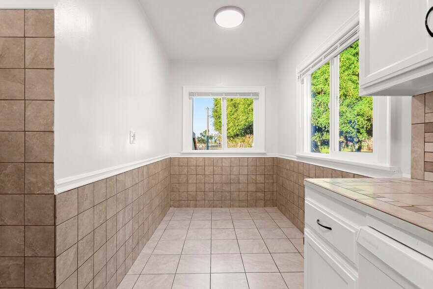 Building Photo - 518 N Genesee Ave