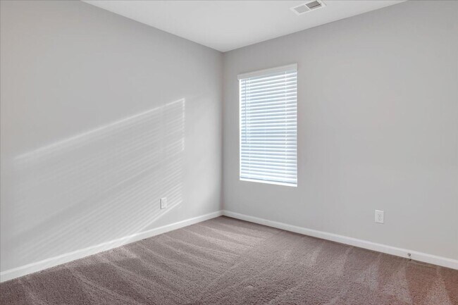 Building Photo - MOVE IN READY