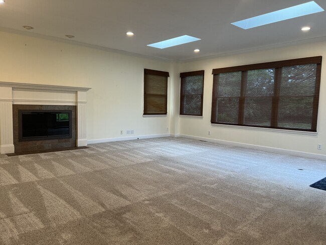 Building Photo - 2240 Delaware Dr