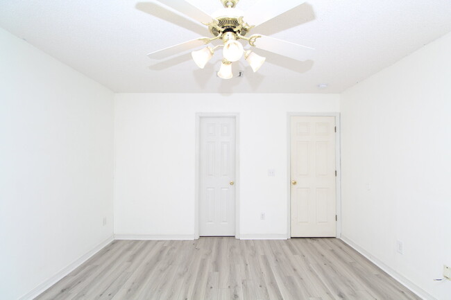 Building Photo - Updated 3-Bed, 2-Bath Home in Charter Oaks...