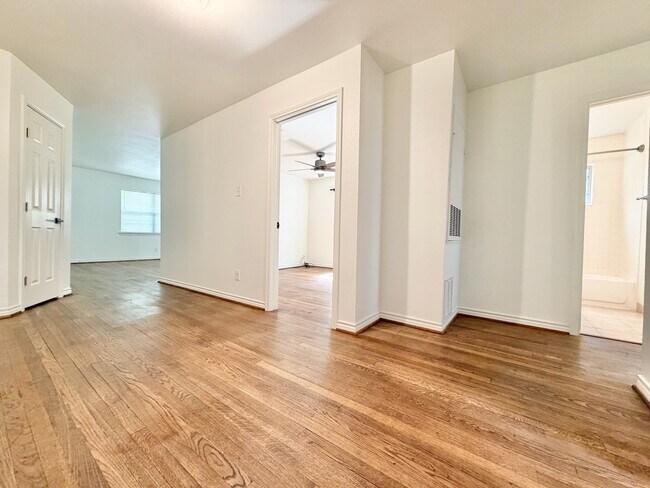 Building Photo - 2126 Banks St