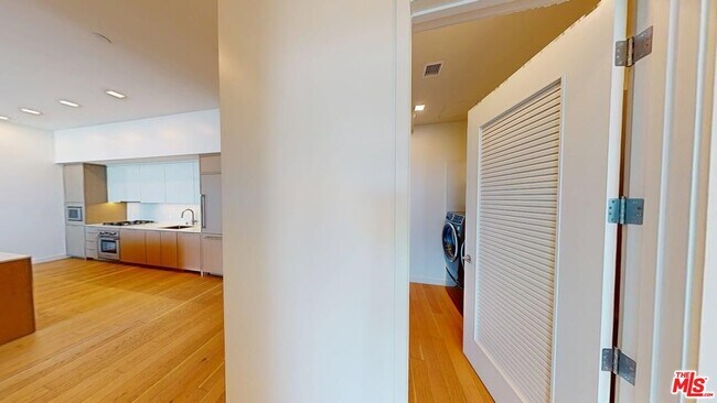 Building Photo - 525 Olive St