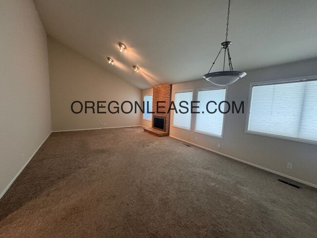 Building Photo - Spacious Home in Prime Ferry Street Bridge...
