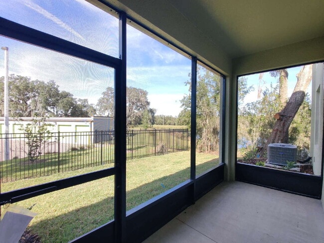 Building Photo - Spacious End-Unit Townhouse in FishHawk Ranch | Top-Rated Schools