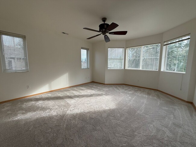 Building Photo - Three Bedroom Townhome in DuPont