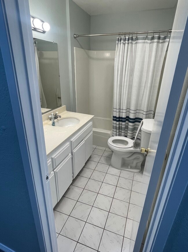 Building Photo - 810 W Lambert Rd