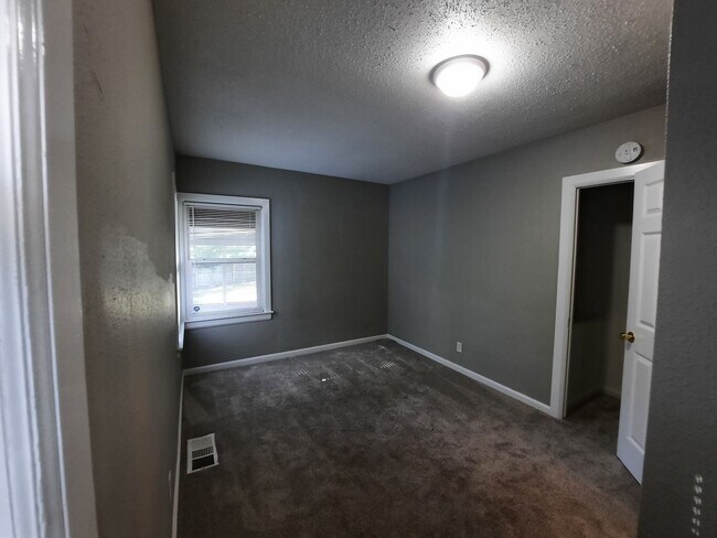 Building Photo - 3 Bedroom Home with a Fenced Yard and BEAU...