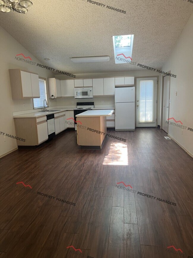 Building Photo - R152B