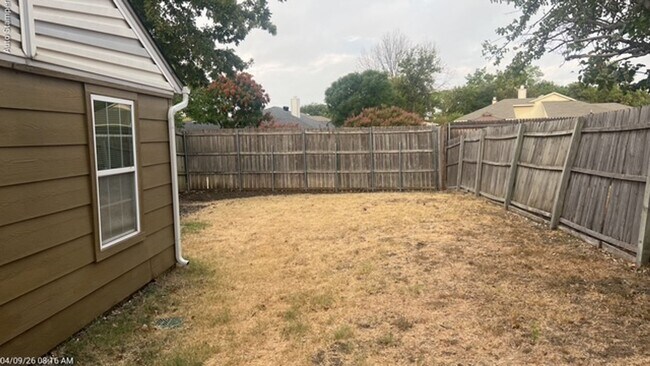 Building Photo - 501 Lantana Dr