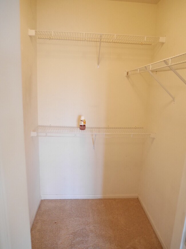 Building Photo - 2 Bedroom Condominium Located in Stonegate...
