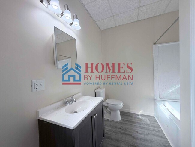 Building Photo - Three Bedroom House w/ Bonus Room