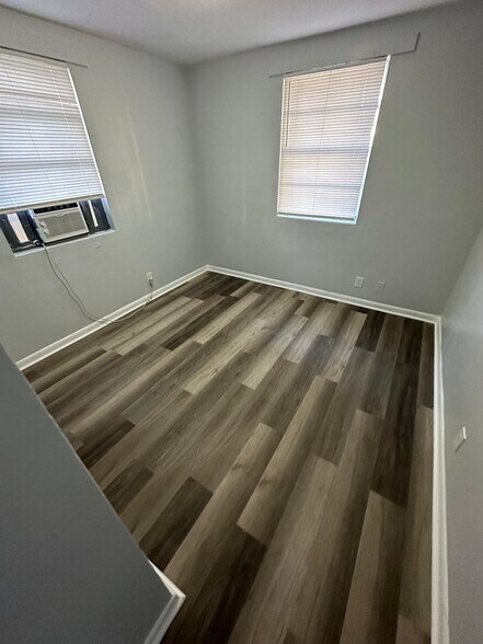 Building Photo - 1305 W 6th St