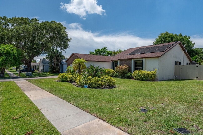 Building Photo - Beautifully updated Pool Home