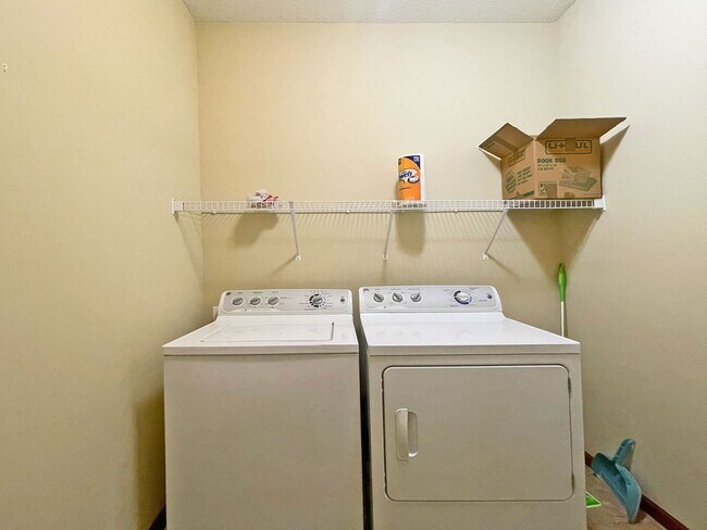 Building Photo - Spectacular SPACIOUS 3 Bedroom Plus Giant ...