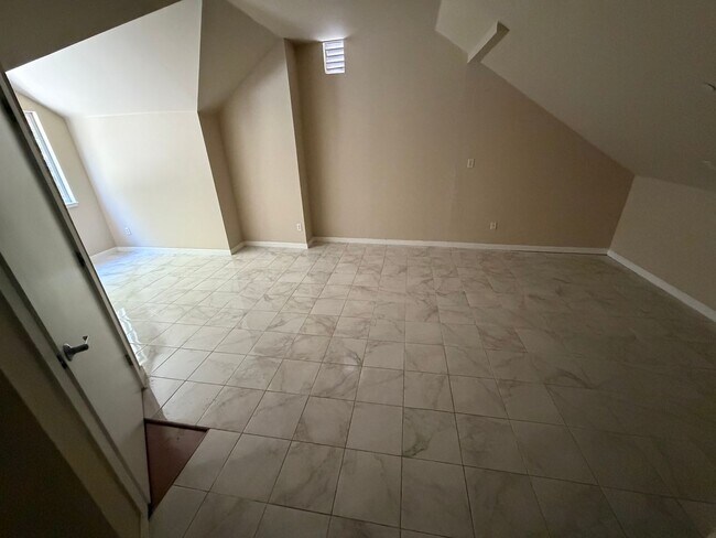 Building Photo - 158 Caldecott Ln