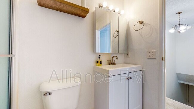 Building Photo - 221 College View Dr