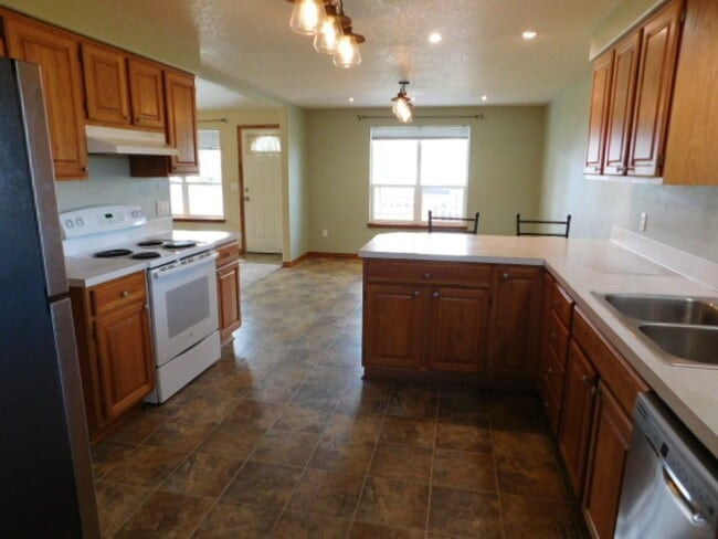 Building Photo - 2Bd/1.5Ba Single Story House - Available t...