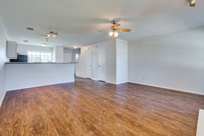 Building Photo - River Crossing Townhome - Downtown - Airpo...