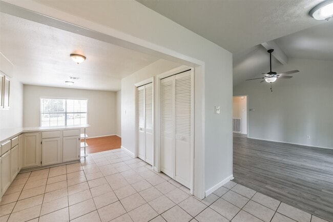 Building Photo - 5514 Vickita Dr