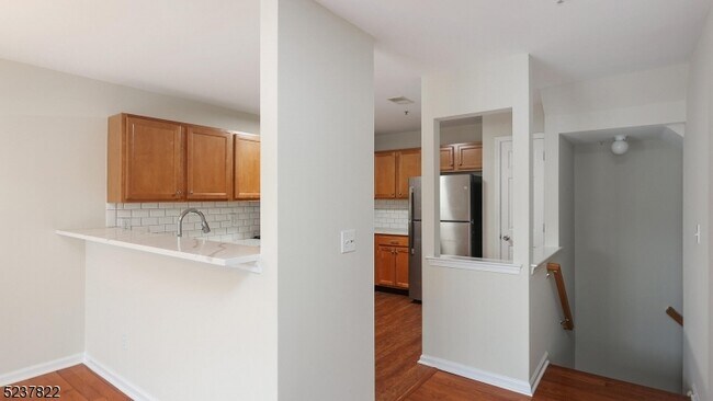 Building Photo - 1044 Shadowlawn Dr