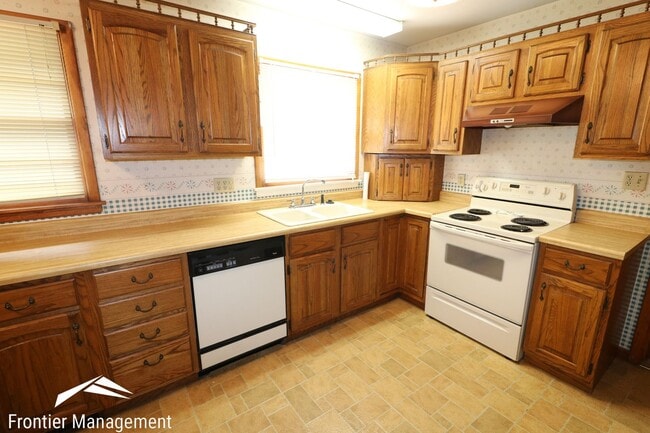 Building Photo - Lovely Single Family Home with Spacious Li...