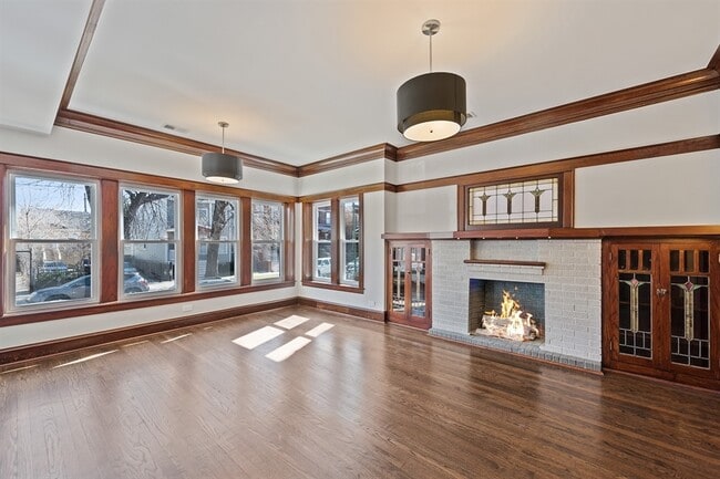 Building Photo - 2434 N Avers Ave