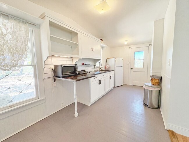 Building Photo - Cute country cottage, utilities included!