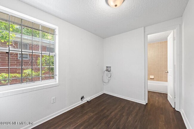 Building Photo - 1424 W 9th St